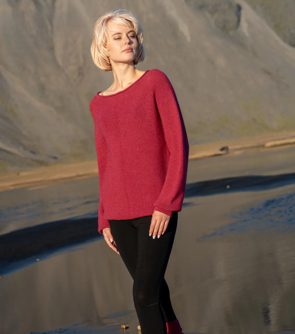 Malinowy sweter oversize z wełny merino 100% – damski sweter BerryBoat, plaża na Islandii