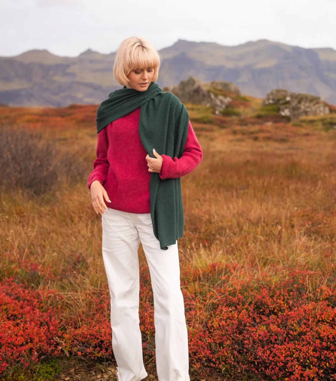 Himbeerfarbener Merino-Oversize-Pullover mit dunkelgrünem Schal – BerryBoat, Fotoshooting auf Island