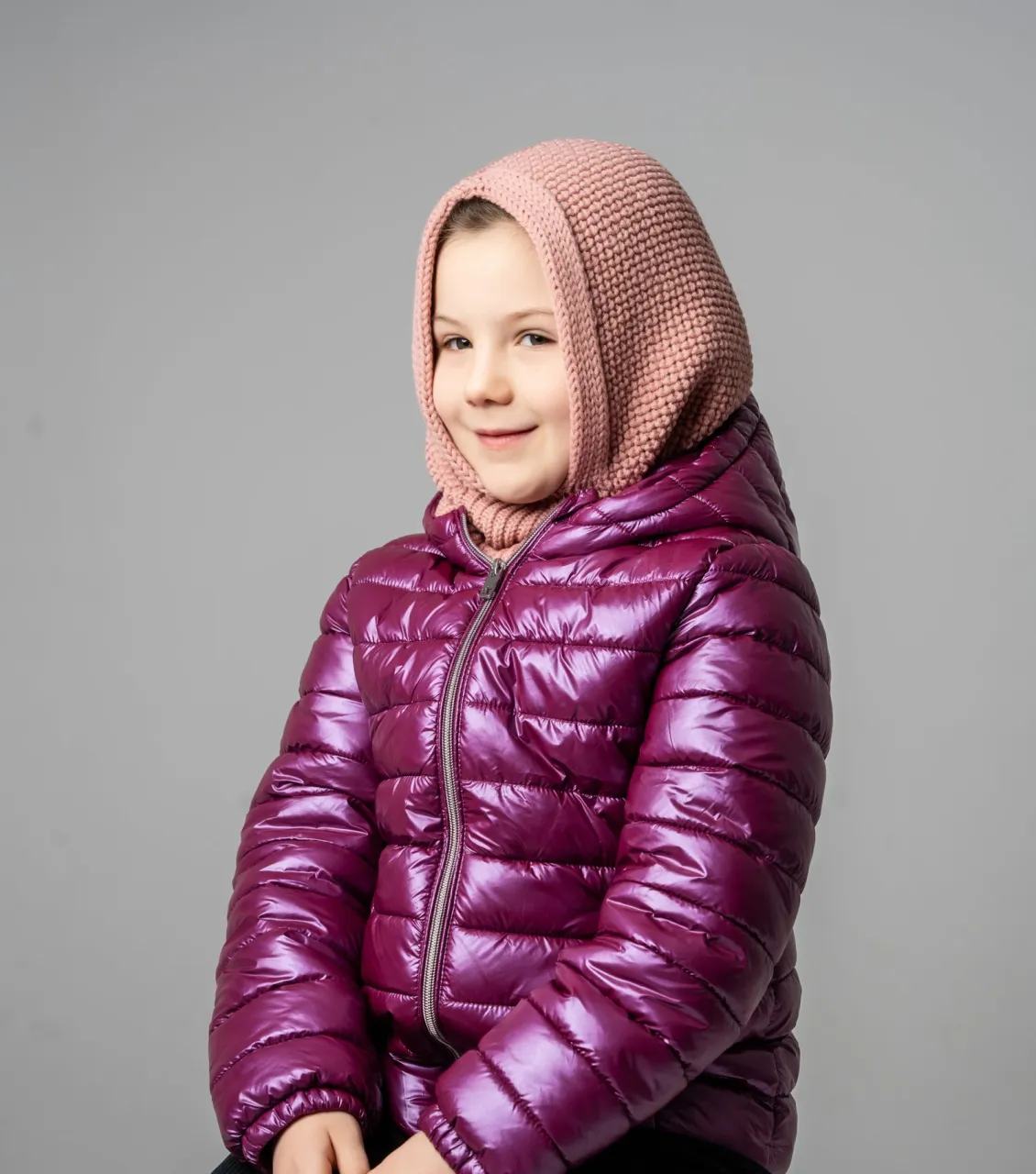 Bambina con passamontagna in merino rosa cipria – BerryBoat