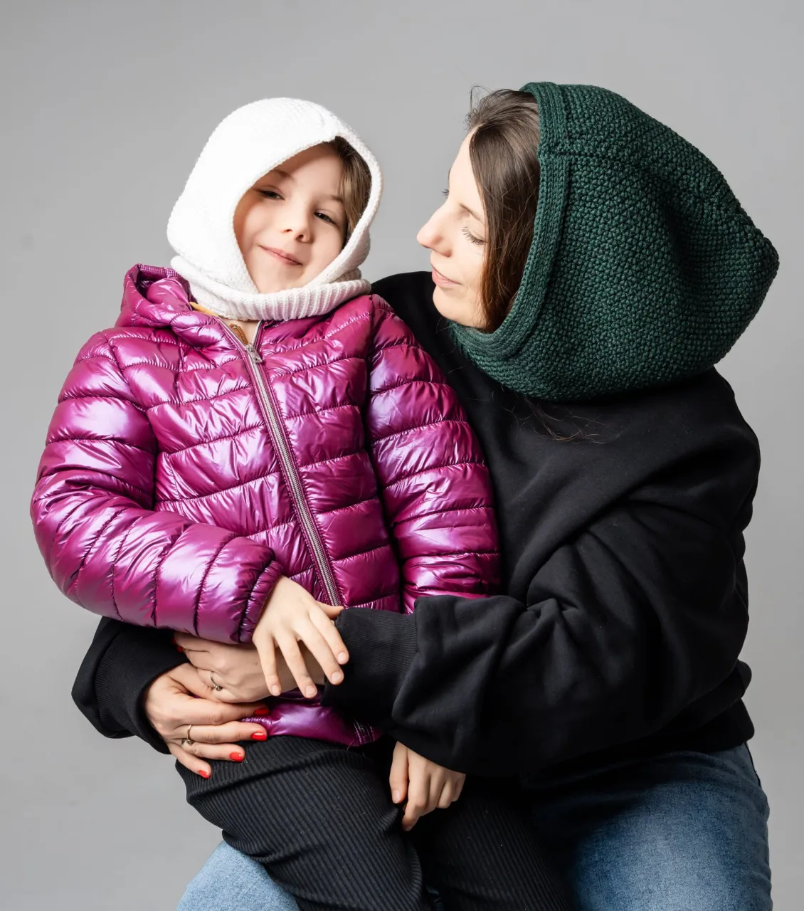 Mamma e figlia con passamontagna in merino – bambina in ecru, adulta in verde scuro – BerryBoat