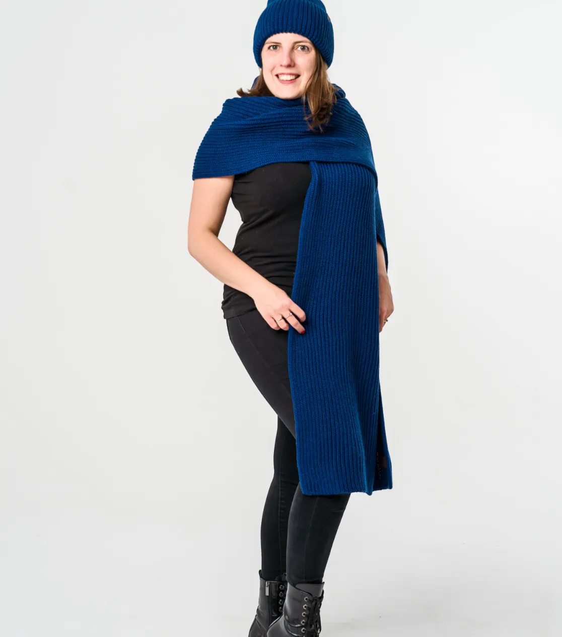 Winter Set: Merino Wool Beanie, Scarf, and Cozy Blanket in Navy Blue - Variant 2