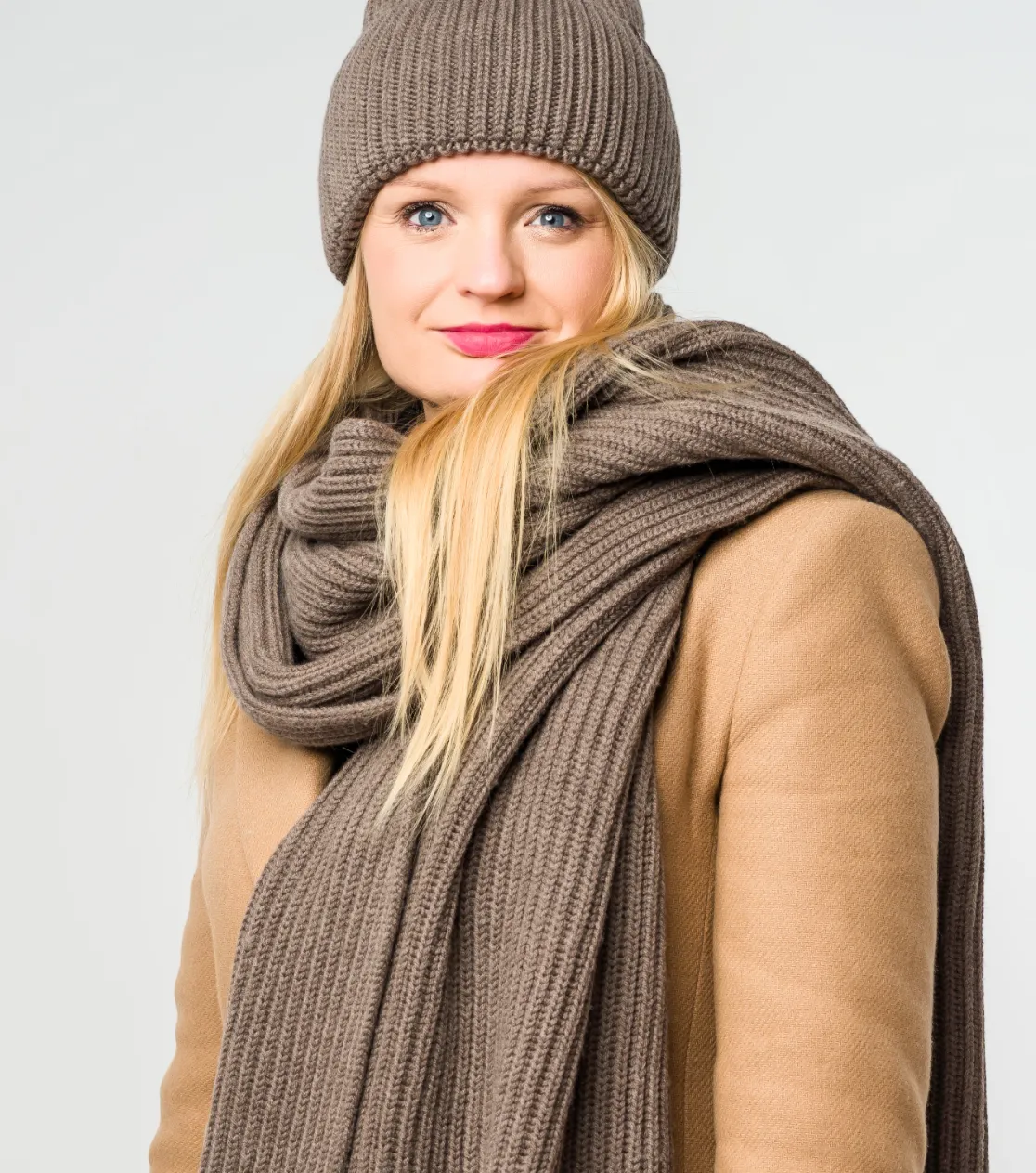 Set Invernale: Berretto, Sciarpa e Coperta in Lana Merino Taupe-Beige-Grigio - Variante 2