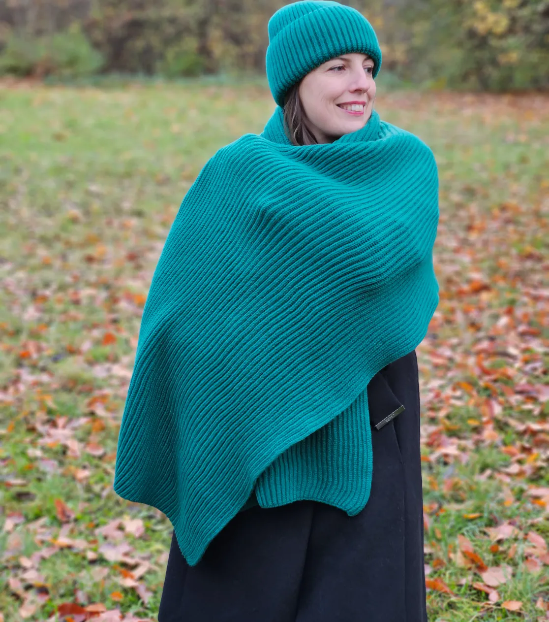 Winter Set: Merino Wool Beanie, Scarf, and Cozy Blanket in Bottle Green - Variant 4