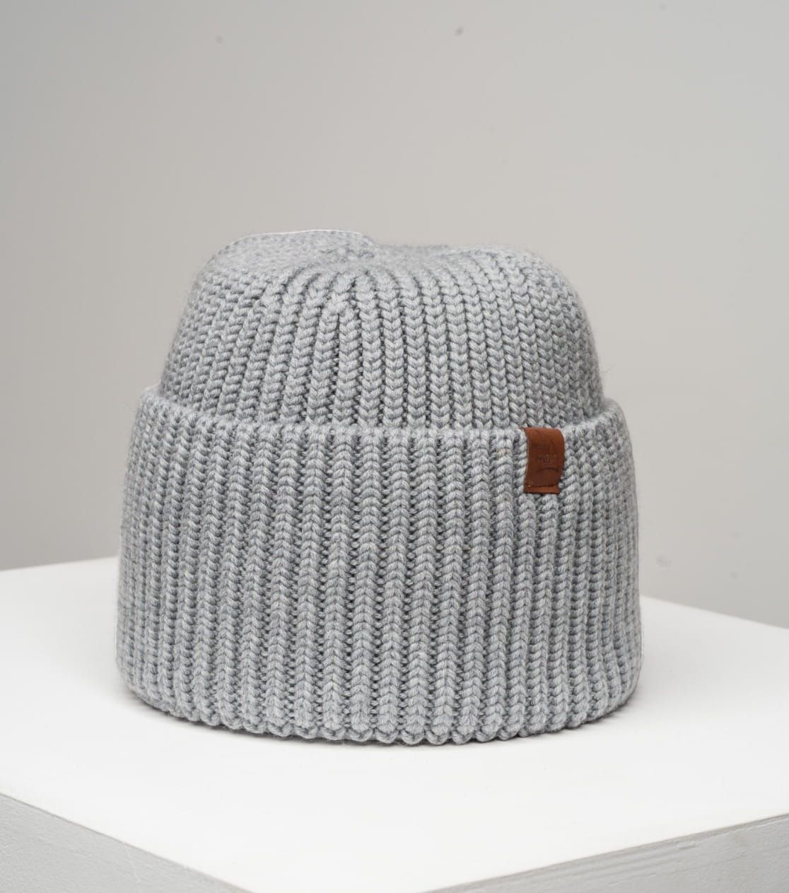 Primer plano del gorro grueso tejido de lana merino