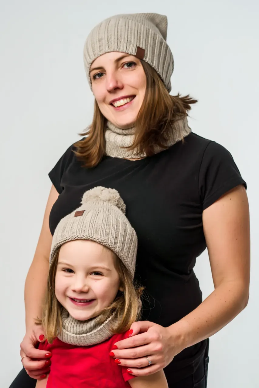 Berretto invernale spesso in lana merino con risvolto e pompon 2in1 beige produzione polacca