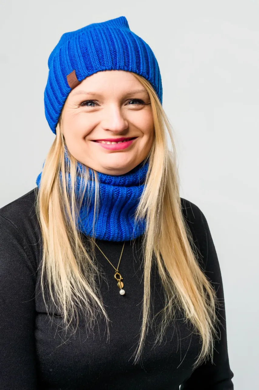 Berretto invernale spesso in lana merino con risvolto e pompon 2in1 blu cobalto produzione polacca