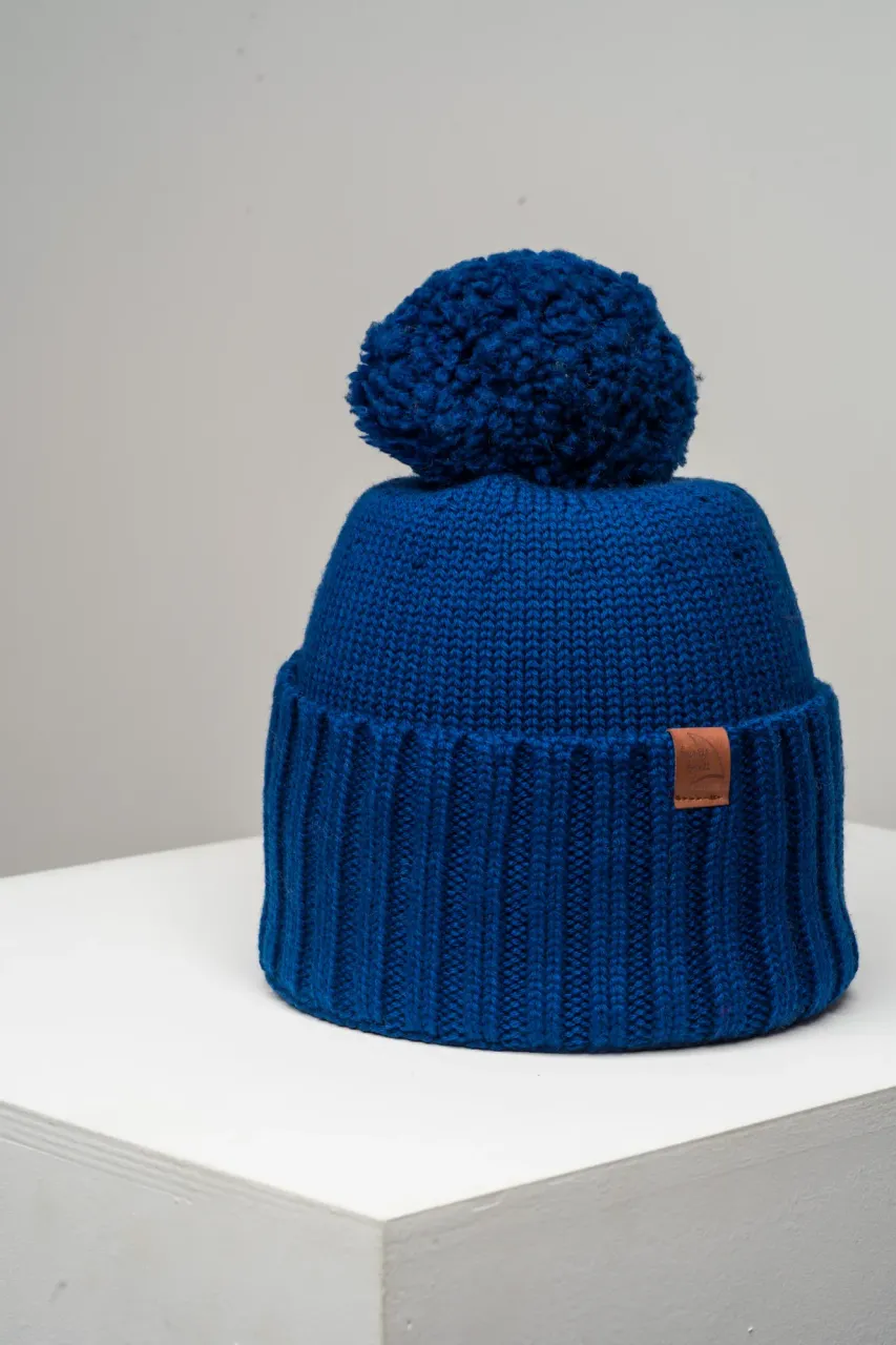 Berretto invernale spesso in lana merino con risvolto e pompon 2in1 blu scuro produzione polacca